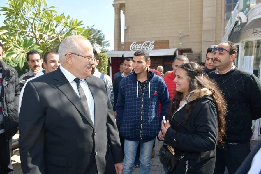 رئيس جامعة القاهرة يتفقد الحرم ..ويجري حوارًا مفتوحًا مع الطلاب
