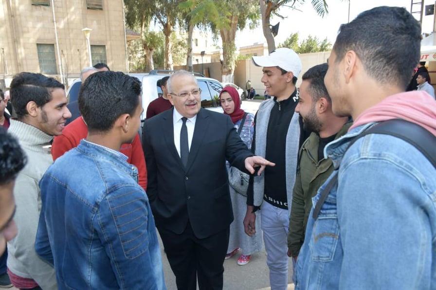 رئيس جامعة القاهرة يتفقد الحرم ..ويجري حوارًا مفتوحًا مع الطلاب