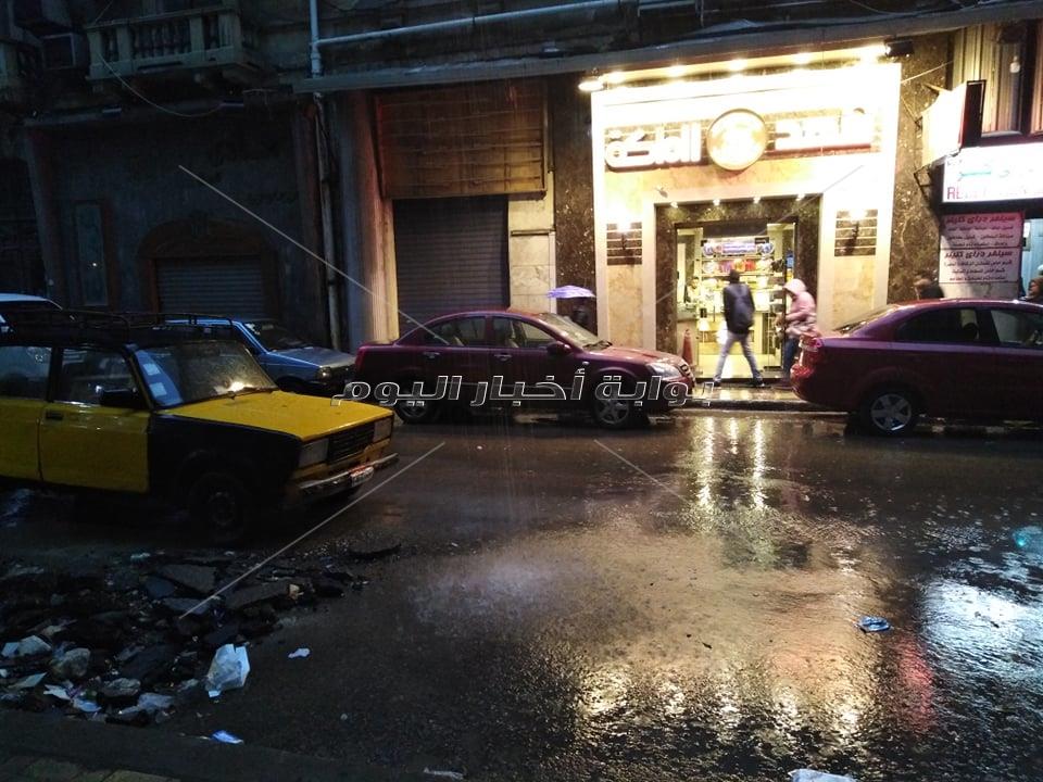 بالصور- أمطار رعدية غزيرة.. الطقس السيئ يضرب الإسكندرية من جديد