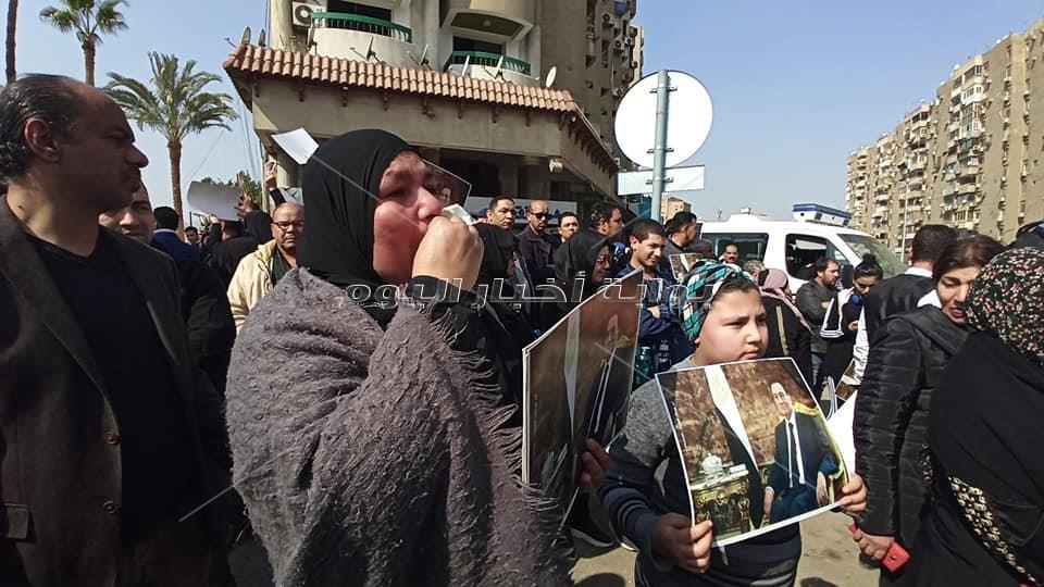 7 صور|تلخص حزن وبكاء المواطنين ومحبي الرئيس مبارك من أمام مقابر أسرته