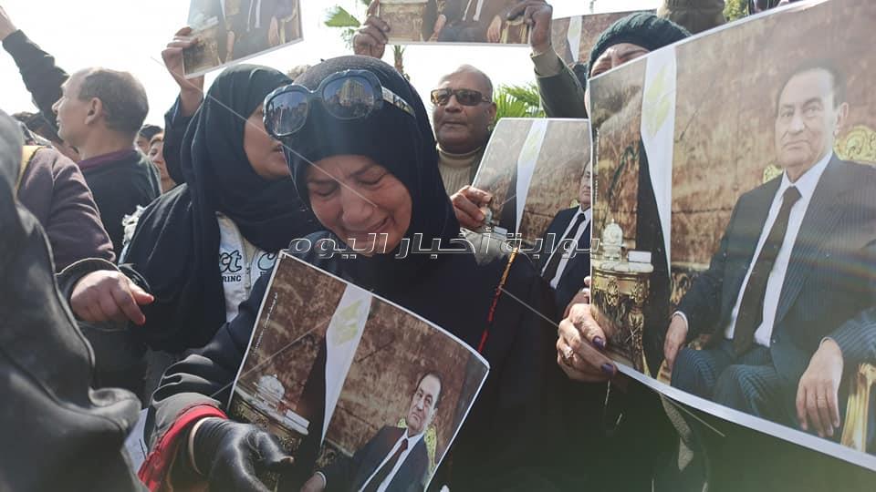 7 صور|تلخص حزن وبكاء المواطنين ومحبي الرئيس مبارك من أمام مقابر أسرته