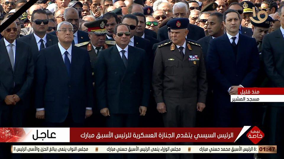 لحظه وصول الرئيس السيسي مسجد المشير لحضور جنازة مبارك.. فيديو