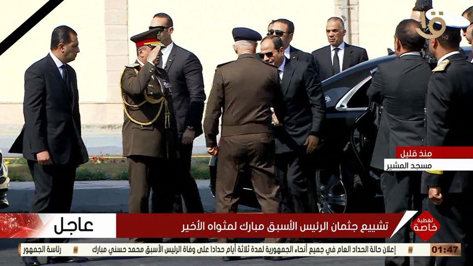 لحظه وصول الرئيس السيسي مسجد المشير لحضور جنازة مبارك.. فيديو