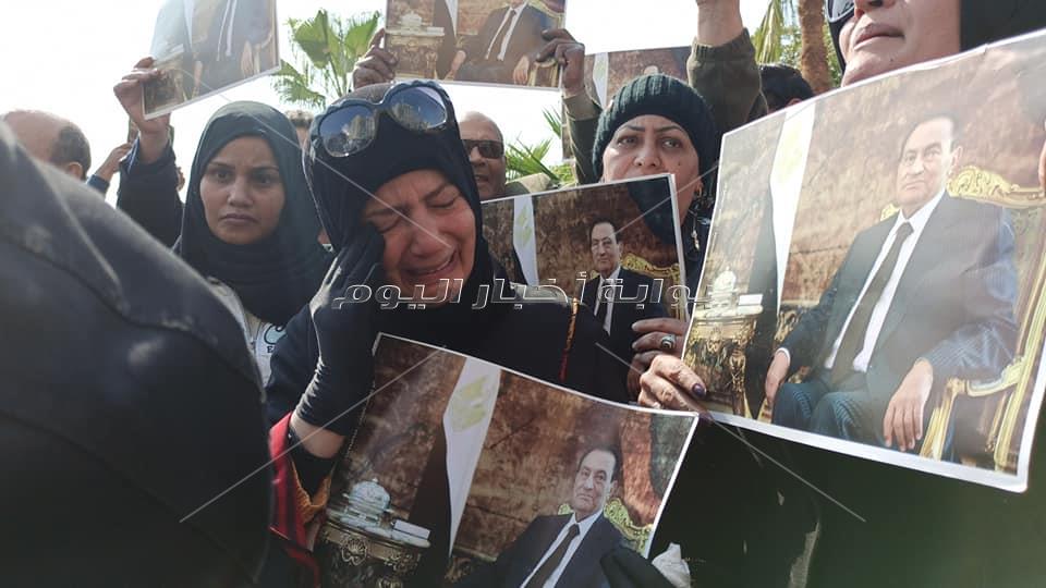 بالدموع سيدات مصر يودعون مبارك إلى مثواه الأخير 