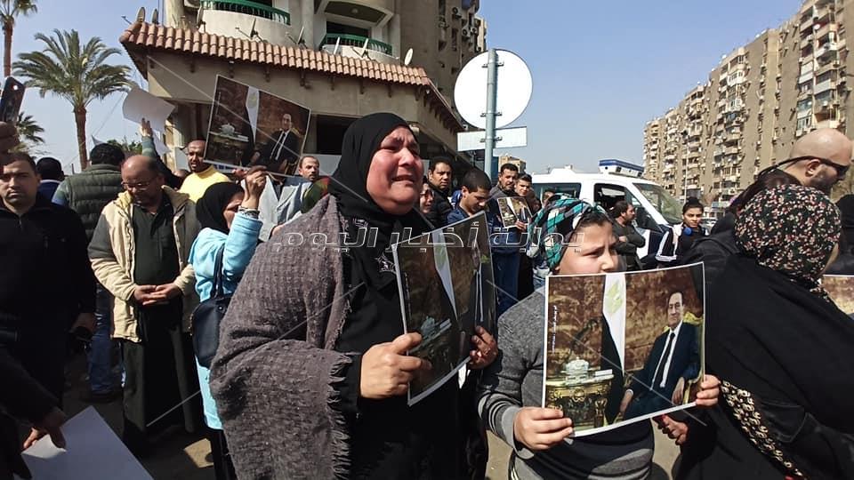 بالدموع سيدات مصر يودعون مبارك إلى مثواه الأخير 
