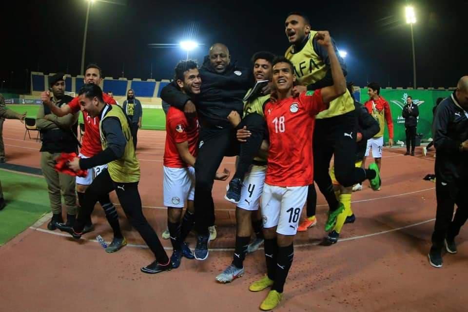 منتخب الشباب يحتفل مع الجماهير بالصعود لنصف نهائي كأس العرب