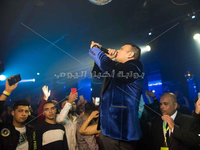 محمود الليثي يُشعل حفله بأبرز أغانيه