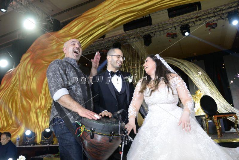 تامر حسني والليثي يُشعلان زفاف «أحمد وهنا»