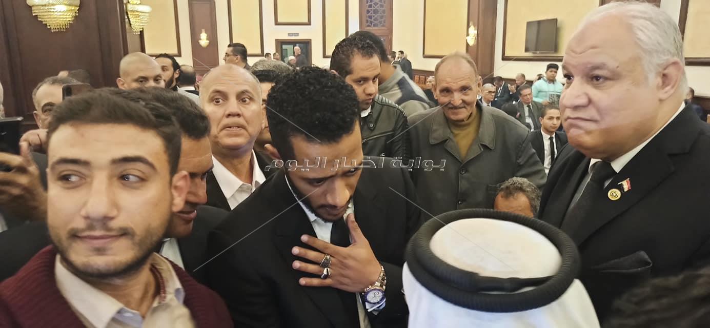 صور وفيديو.. محمد رمضان يثير ضجة في عزاء الرئيس الاسبق مبارك