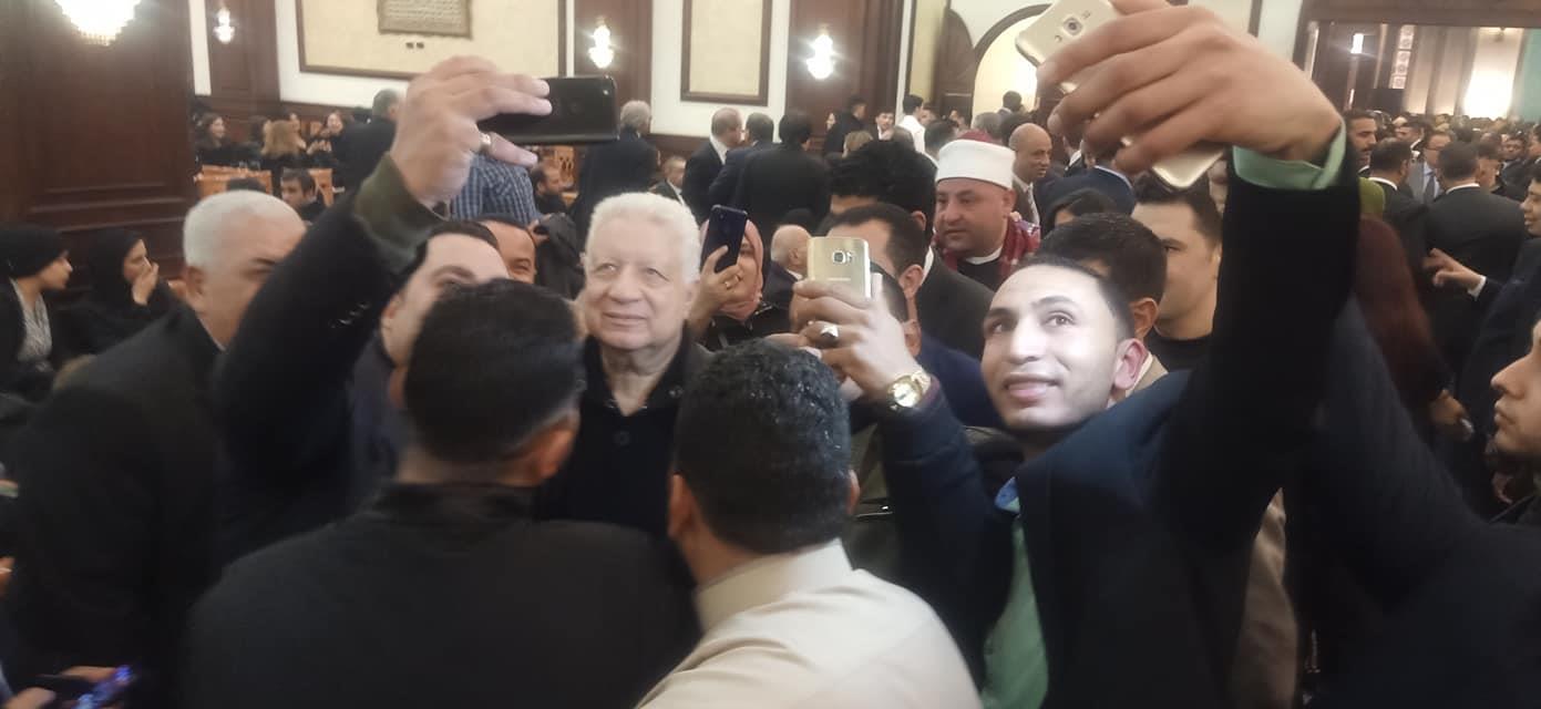 مرتضى منصور يلتقط السيلفي في عزاء مبارك