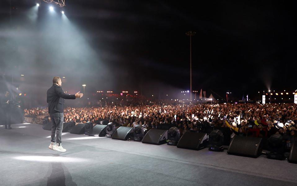 عمرو دياب يحتفل بألبومه الجديد «سهران» مع جمهوره في «المنارة»