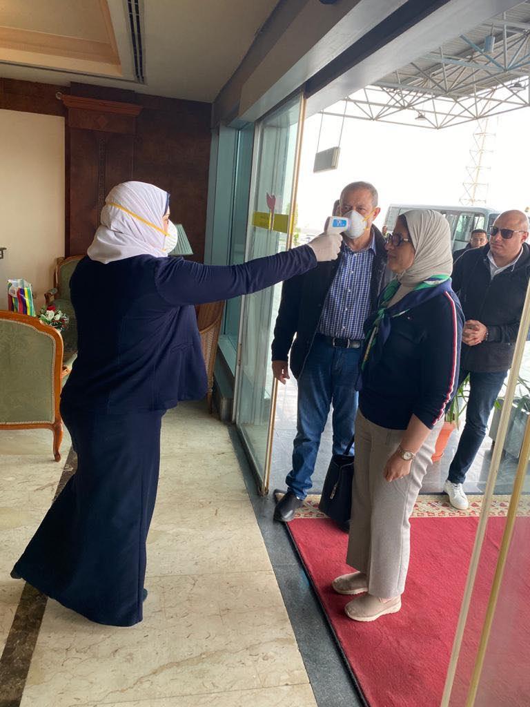 وزيرة الصحة تعود من الصين وتنتظر نتائج فحص كورونا في مطار القاهرة 