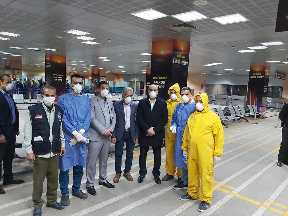 صور وزير الطيران يتفقد مطار الأقصر الدولى لمتابعة تطبيق خطة مواجهة كورونا بالكمامة