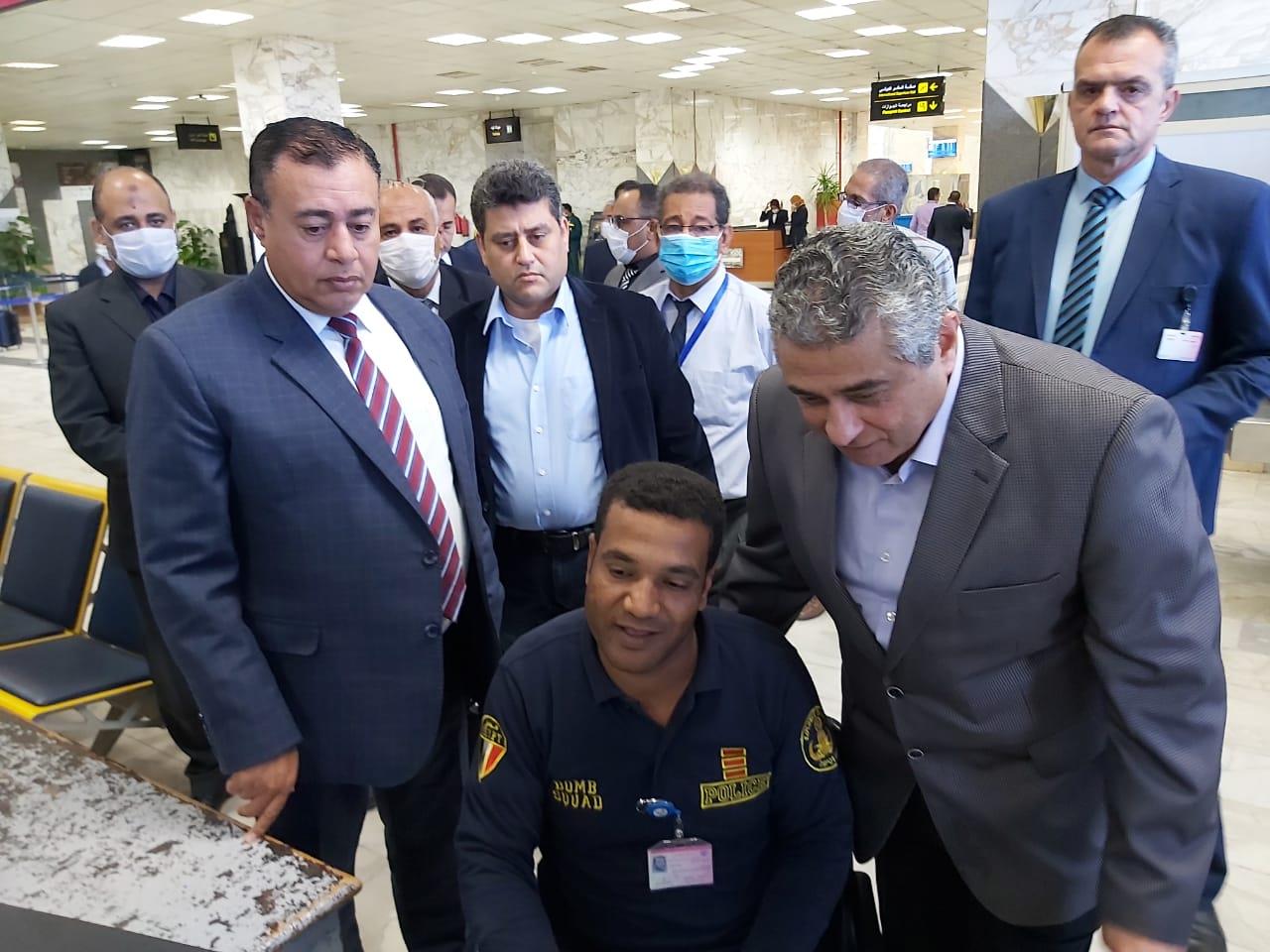 نائب وزير الطيران المدني يقوم بجولة تفقدية في مطار أسوان الدولي