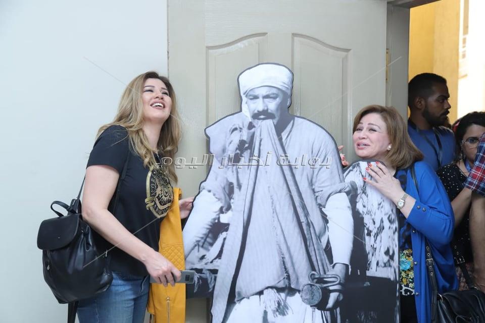 زوجة فريد شوقي ونجوم الأقصر للسينما الإفريقية يفتتحون معرضا فنيا باسمه