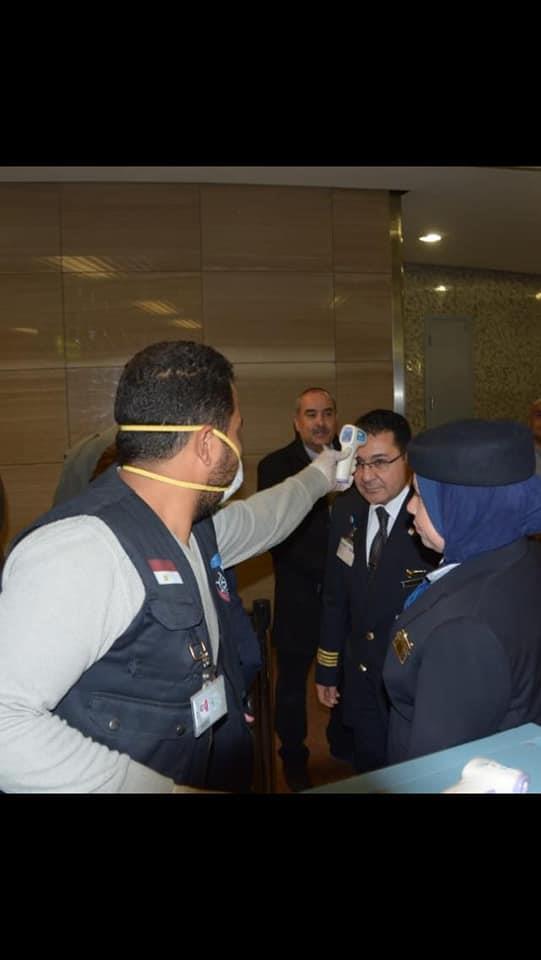  وزير الطيران يتابع تطبيق الإجراءات الوقائية بمطار القاهرة الدولى