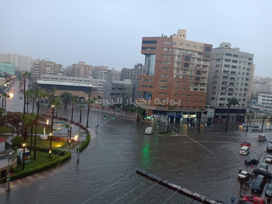 منخفض التنين| سيول غير مسبوقة.. 15 صورة ترصد غرق شوارع الإسكندرية