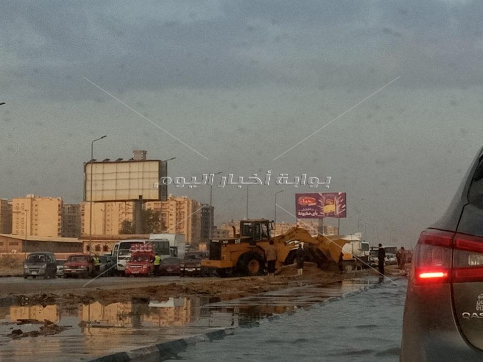  كسر طريق مصر الاسماعيلية الصحراوي لإخراج مياه الامطار