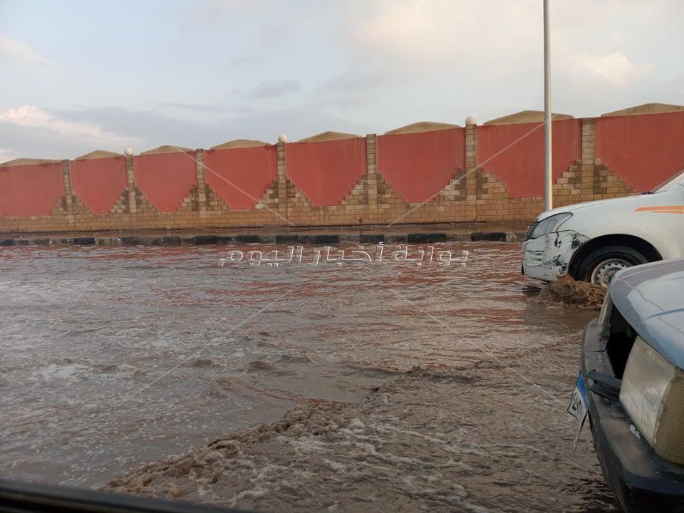  كسر طريق مصر الاسماعيلية الصحراوي لإخراج مياه الامطار