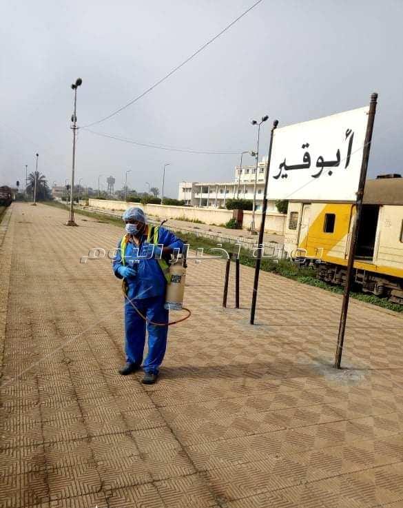 تطهير قطار أبو قير و16 محطة سكة حديد في الإسكندرية