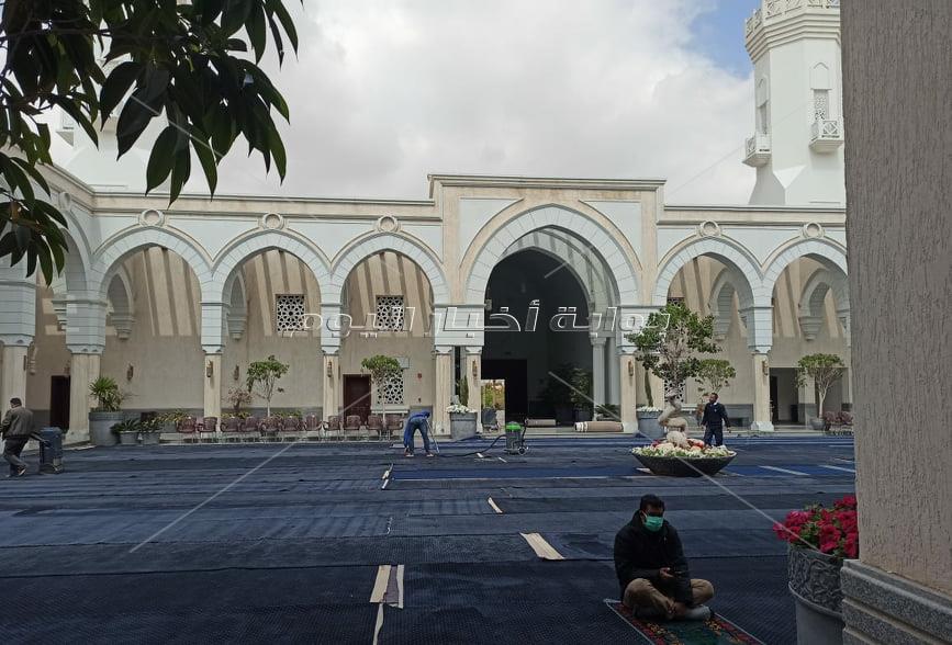 المسجد الجامع يفتح ساحاته لاستقبال المصلين وبدء التوافد بـ«الكمامات