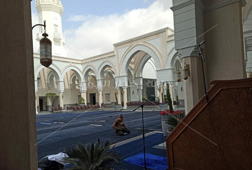 المسجد الجامع يفتح ساحاته لاستقبال المصلين وبدء التوافد بـ«الكمامات