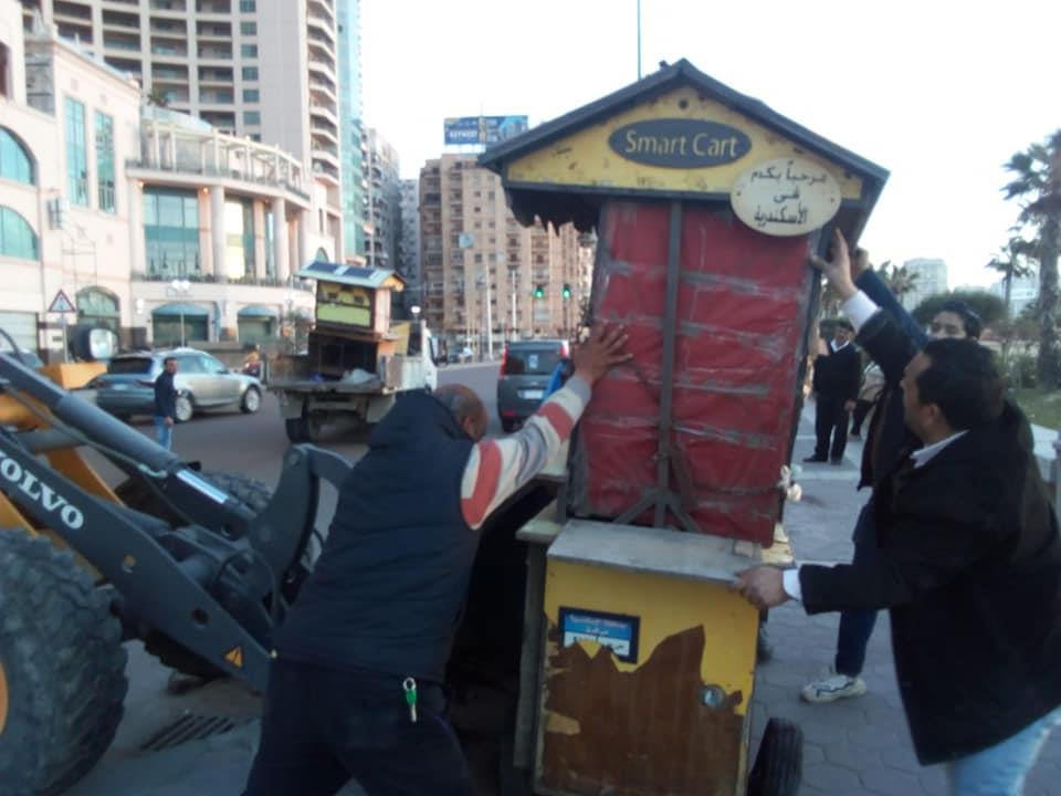 إزالة عربات الطعام بكورنيش الإسكندرية لمكافحة كورونا