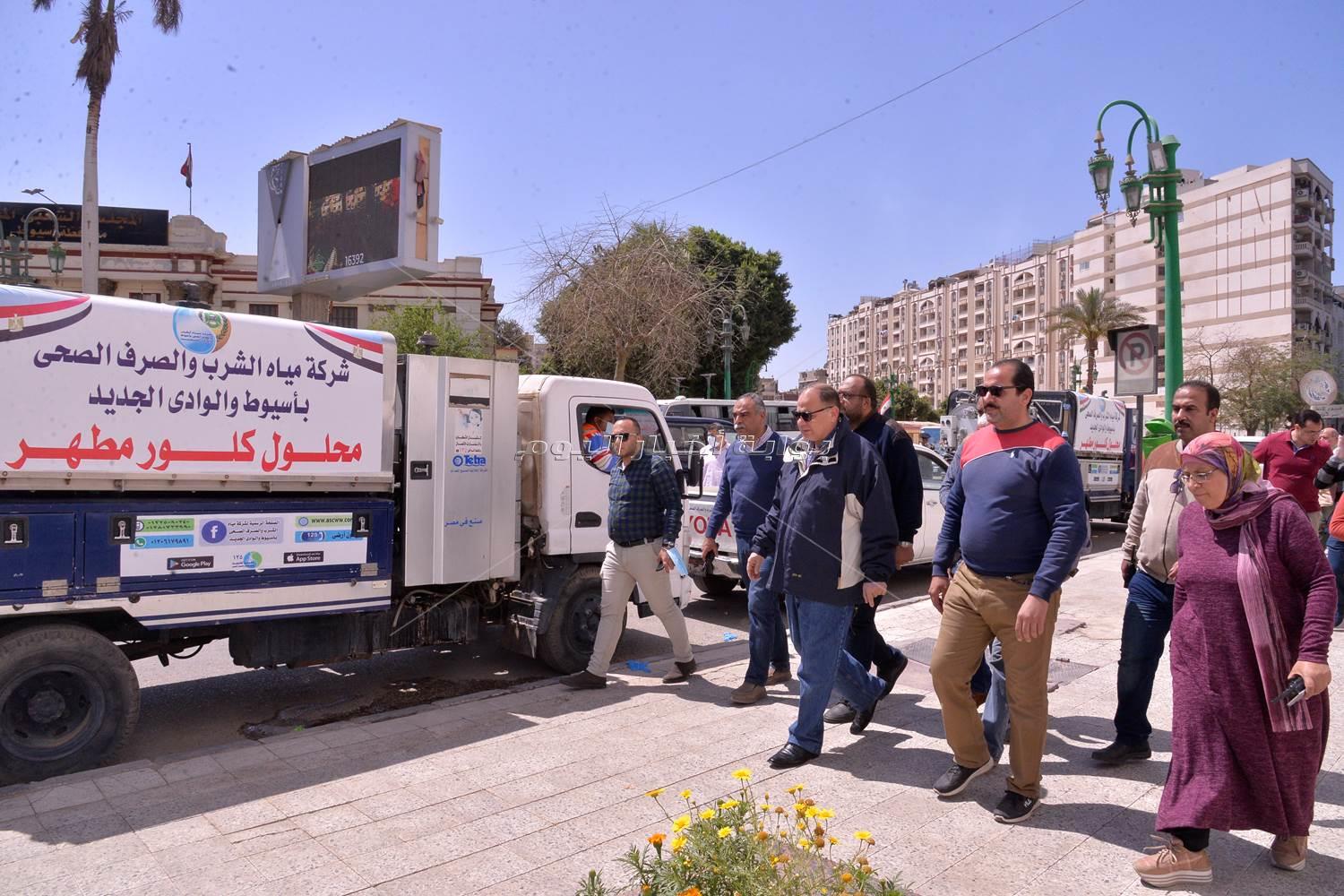   حملة تعقيم  لموقف سيارات نزلة عبداللاه وإجراء كشف حراري للمترددين من المواطنين بأسيوط 