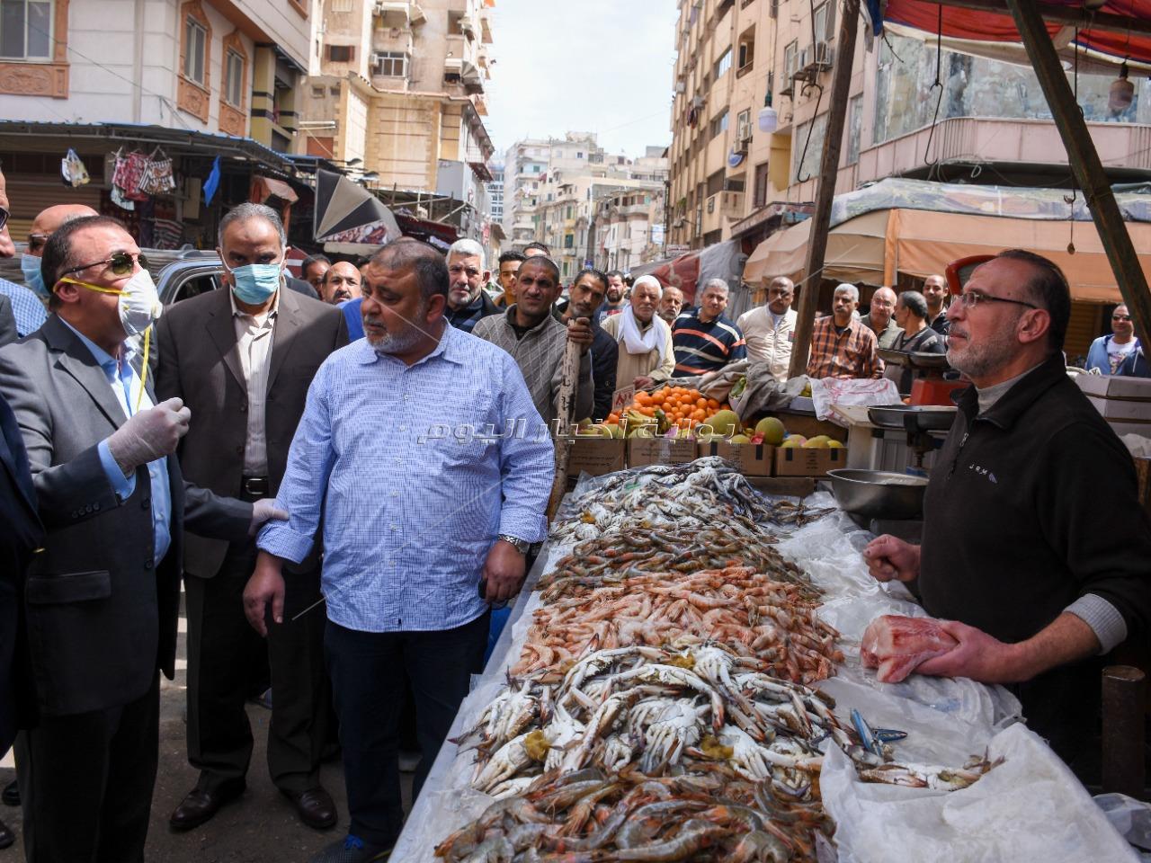 محافظ الإسكندرية يتفقد الأسواق والكورنيش لمتابعة إجراءات الحد من التجمعات  