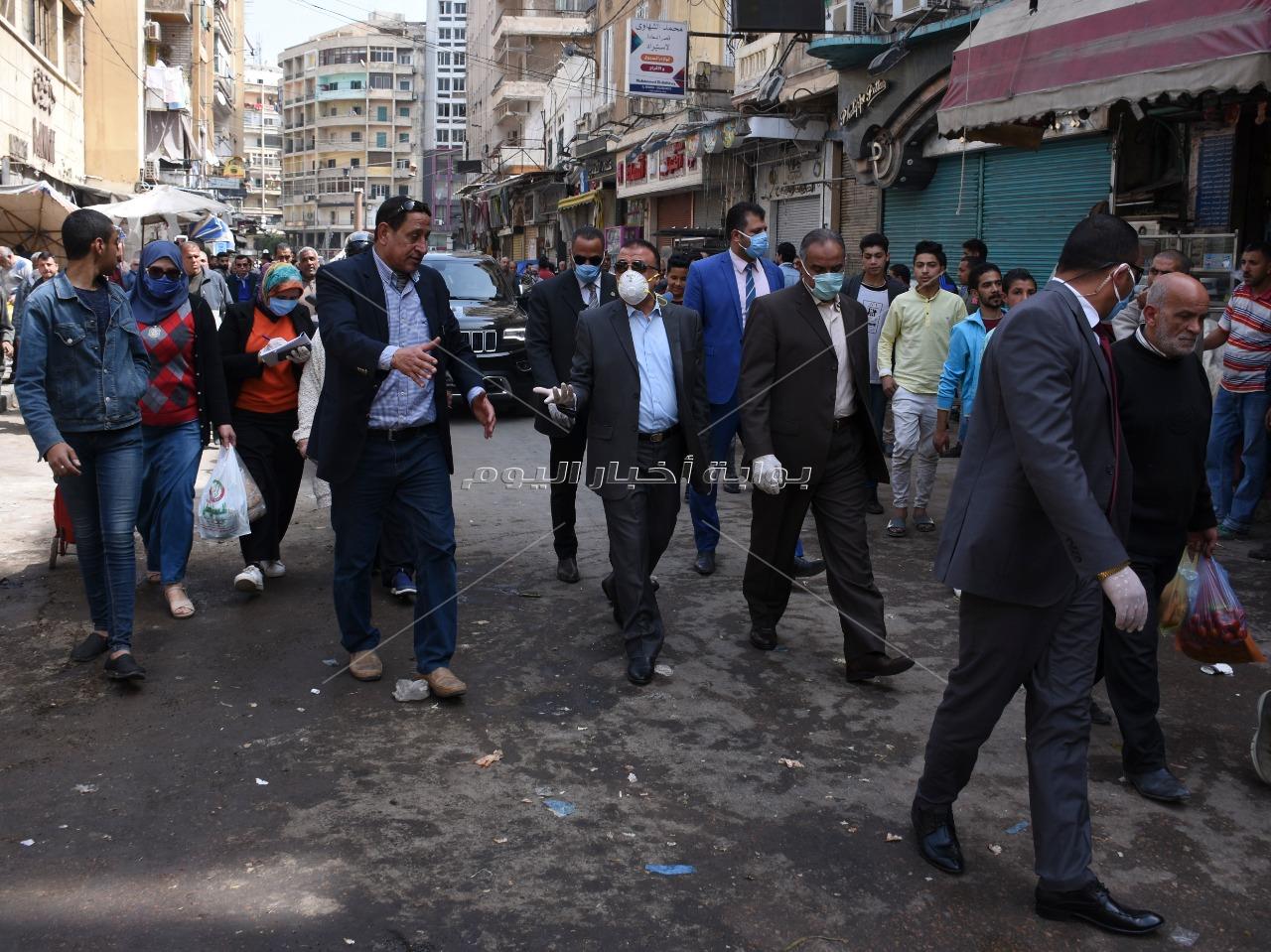 محافظ الإسكندرية يتفقد الأسواق والكورنيش لمتابعة إجراءات الحد من التجمعات  