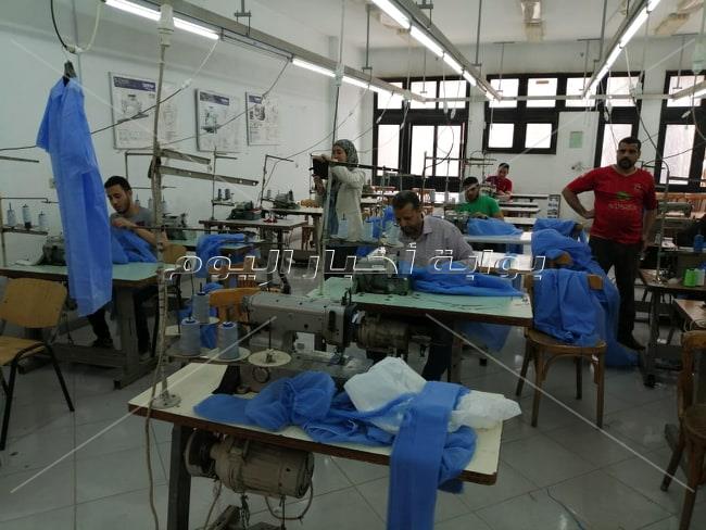 تصنيع الملابس الوقائية لأطباء مستشفيات الحجر الصحي بجامعة حلوان