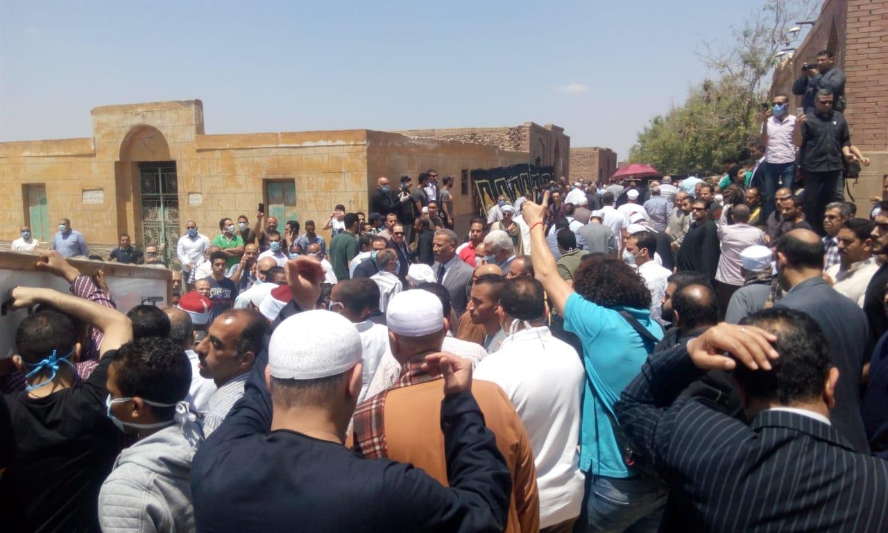 المئات يودعون الشيخ الطبلاوي في مقابر الأسرة بالصلاة والقرآن