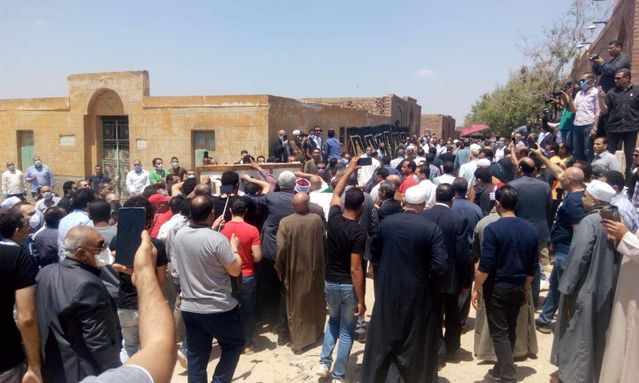 المئات يودعون الشيخ الطبلاوي في مقابر الأسرة بالصلاة والقرآن