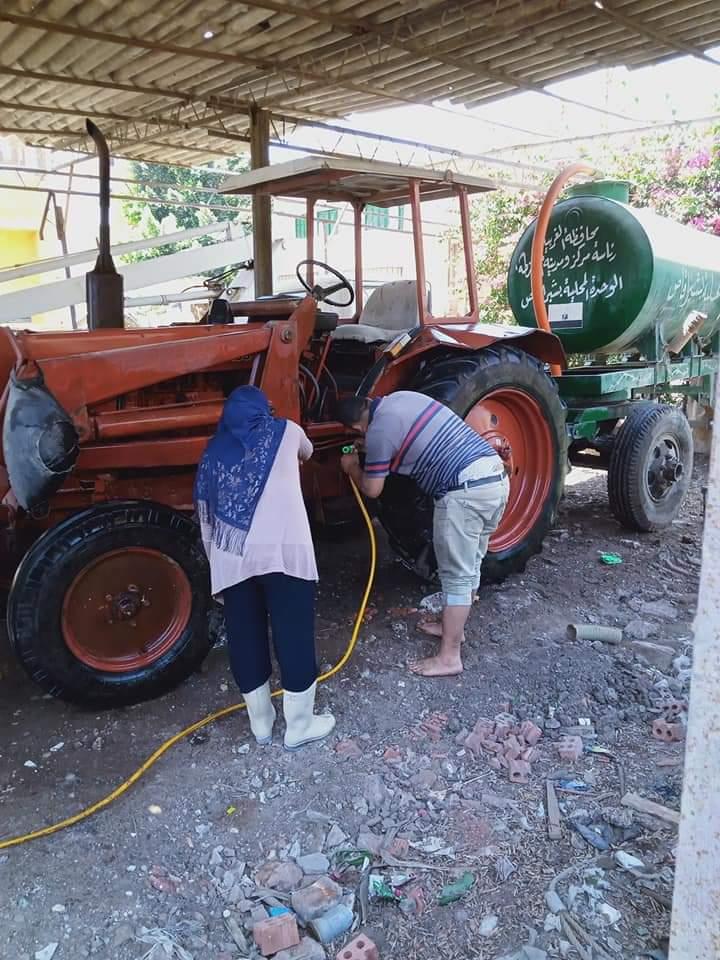 في زمن الكورونا : رئيسة وحدة محلية   تقود سيارة النظافة وترفع القمامه وتغسل المعدات وتزرع الأشجار