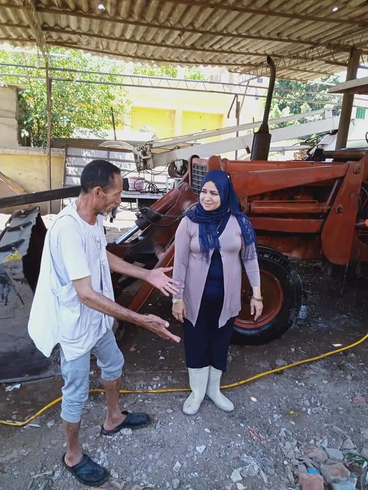 في زمن الكورونا : رئيسة وحدة محلية   تقود سيارة النظافة وترفع القمامه وتغسل المعدات وتزرع الأشجار