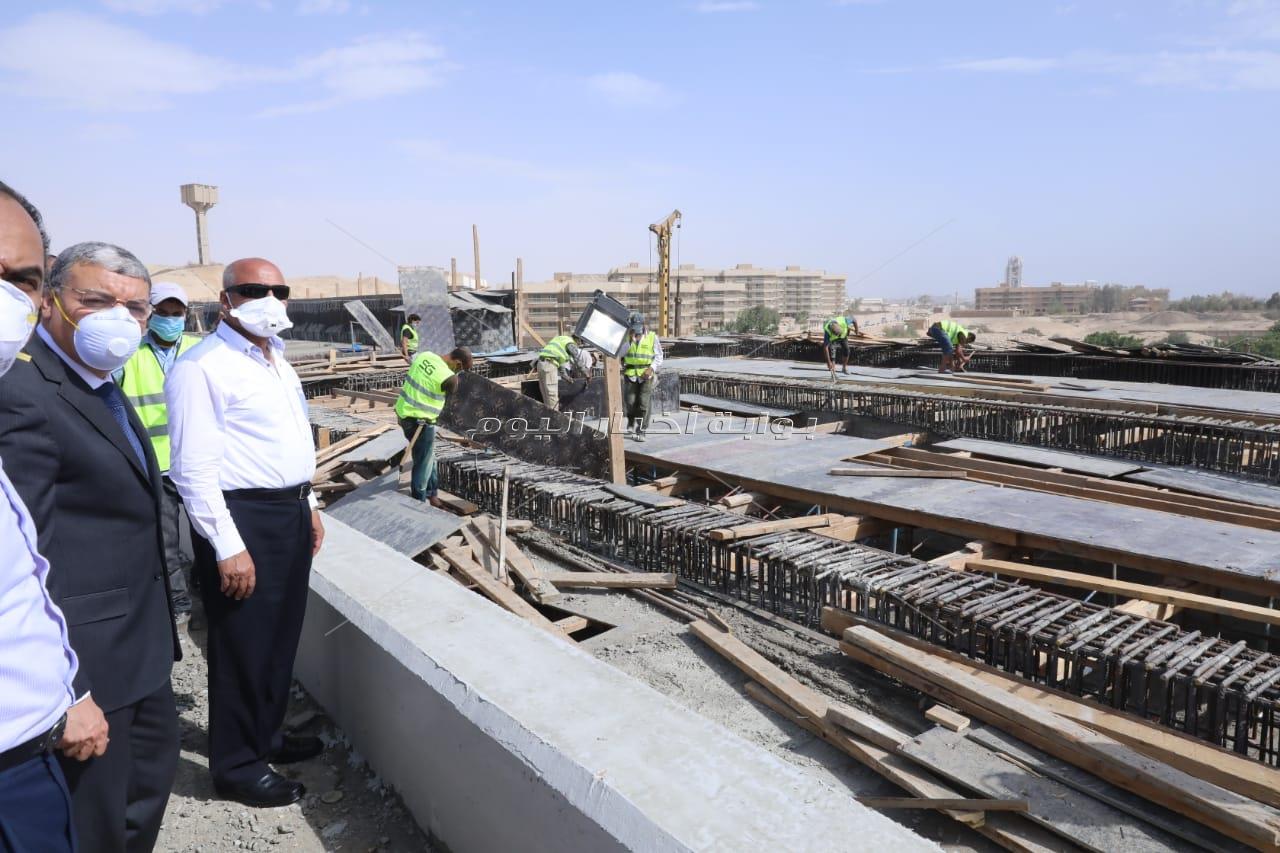 صور| وزير النقل يتابع أعمال تنفيذ محور سمالوط على النيل بمحافظة المنيا 
