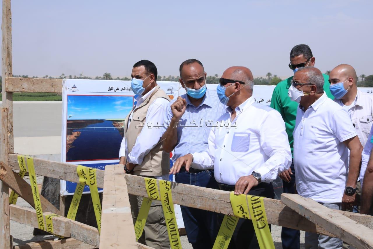 صور| وزير النقل يتابع أعمال تنفيذ محور سمالوط على النيل بمحافظة المنيا 