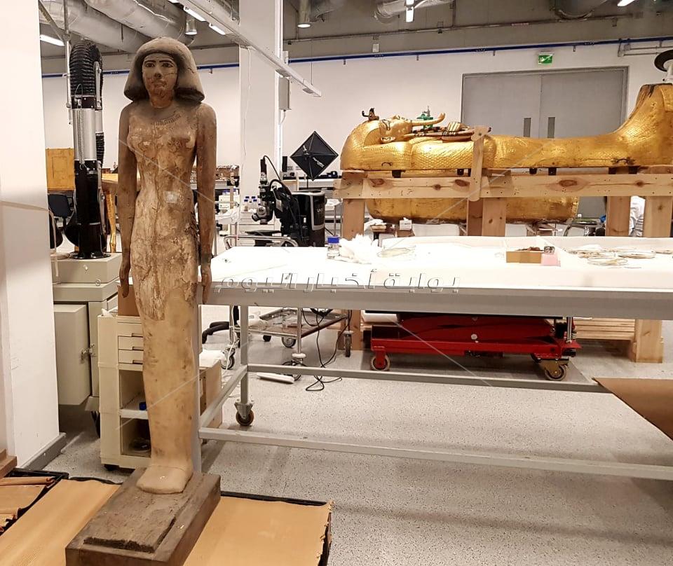 مجموعة تماثيل الملك سنوسرت الاول تصل المتحف المصري الكبير