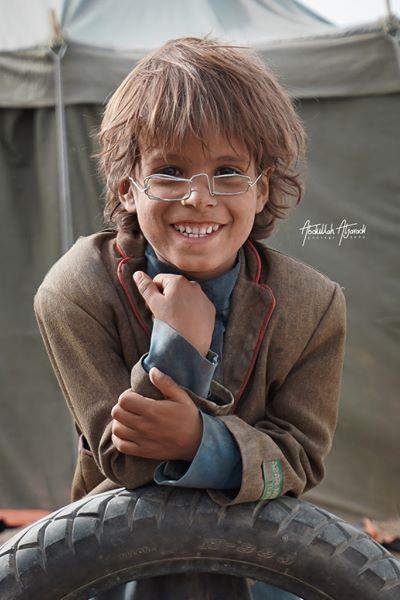قصة طفل أصبح حديث العالم بسبب «نظارته»