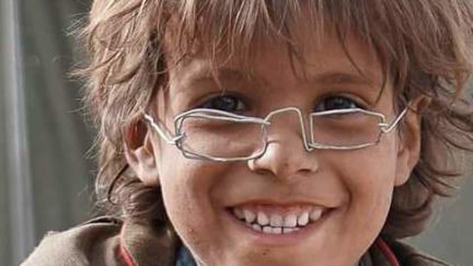 قصة طفل أصبح حديث العالم بسبب «نظارته»