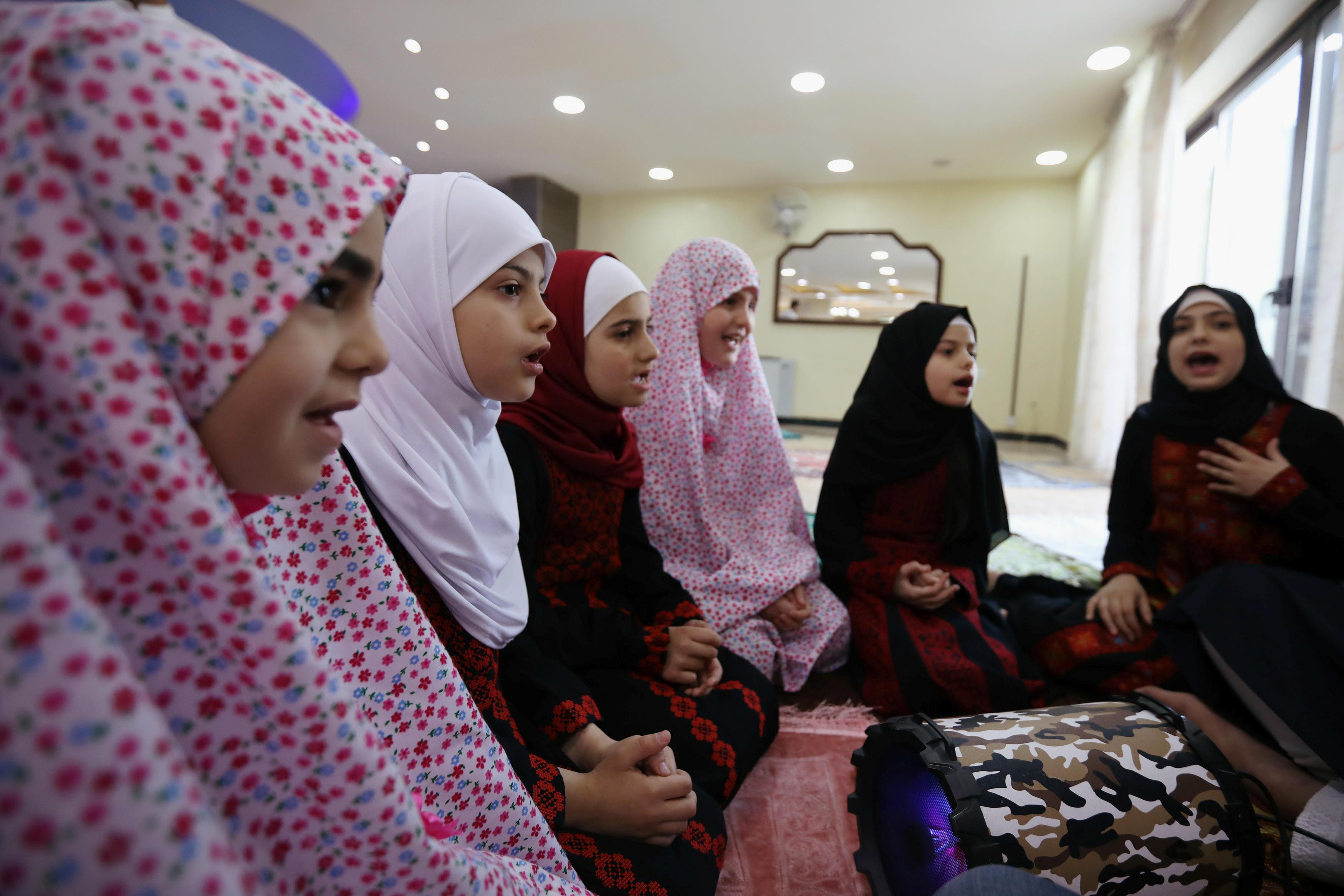 صلوات عيد جماعية بالمنزل في الأردن في ظل الحظر بسبب كورونا