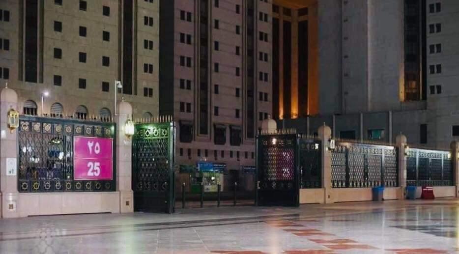 فتح أبواب ساحات المسجد النبوي استعدادا لاستقبال المصلين لصلاة الفجر