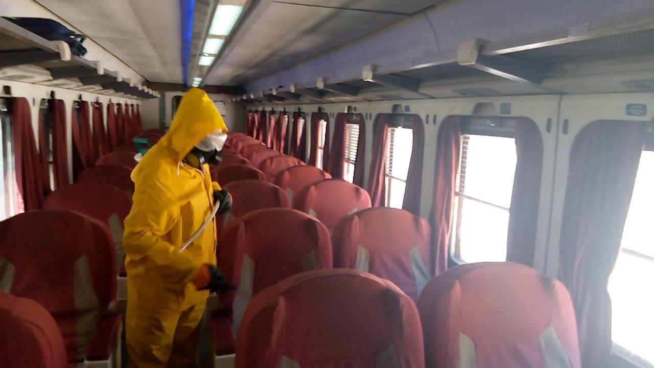 تعقيم قطارات السكة الحديد ضد فيروس "كورونا"