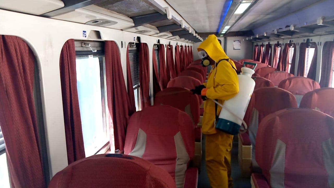تعقيم قطارات السكة الحديد ضد فيروس "كورونا"