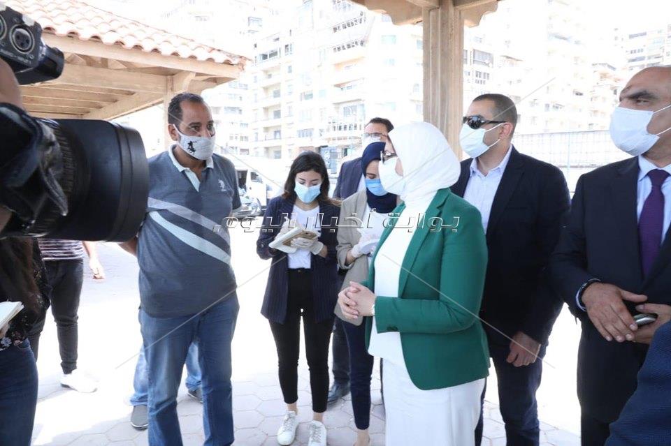 وزيرة الصحة تلتقي المواطنين على كورنيش الإسكندرية وتوجه رسالة هامة للمصريين