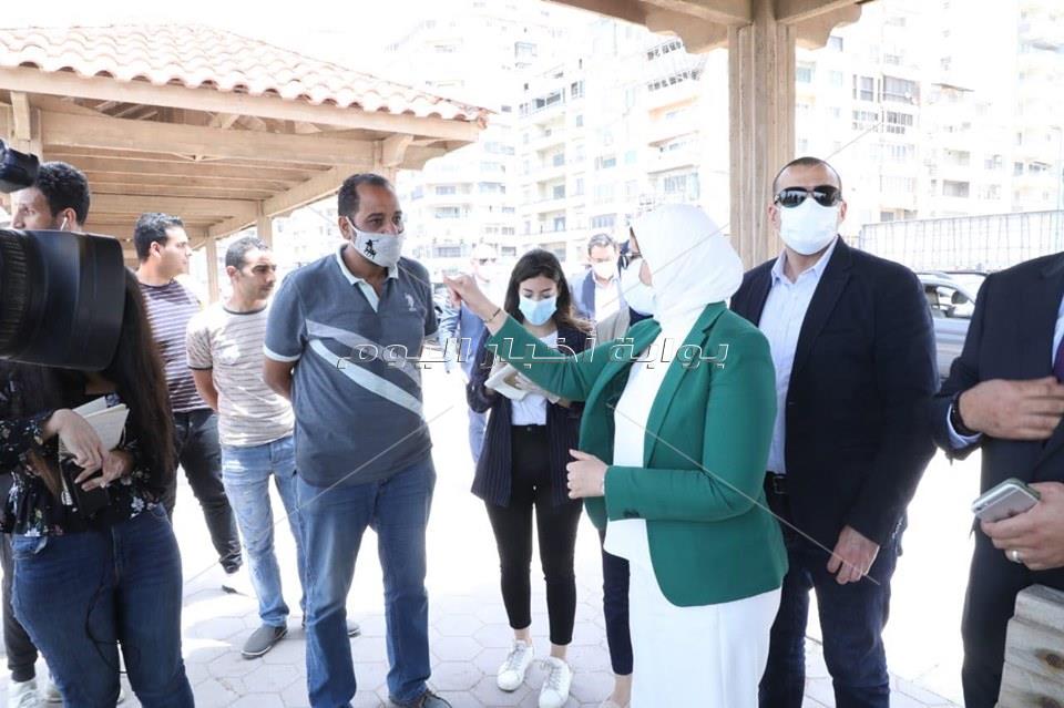 وزيرة الصحة تلتقي المواطنين على كورنيش الإسكندرية وتوجه رسالة هامة للمصريين