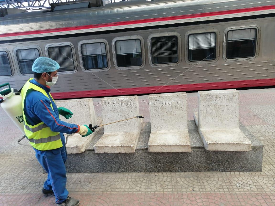 بالصور.. السكة الحديد تعلن استمرار أعمال تعقيم القطارات لمواجهة كورونا 