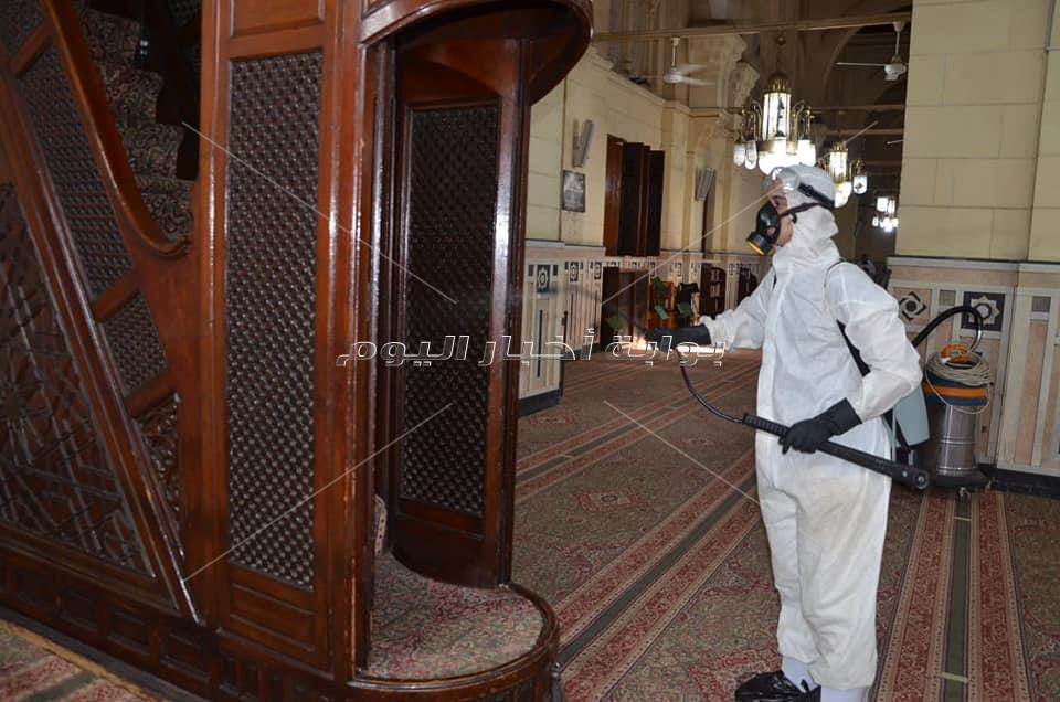 صور| مسجد السيدة زينب يستعد لاستقبال المصلين بعد تعقيمه بالكامل