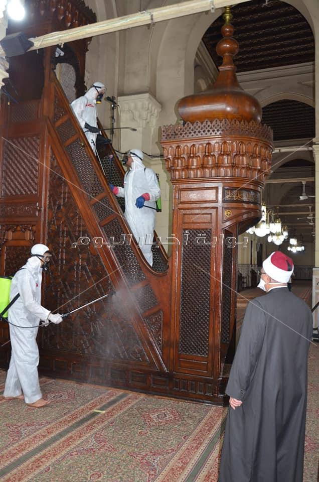 صور| مسجد السيدة زينب يستعد لاستقبال المصلين بعد تعقيمه بالكامل