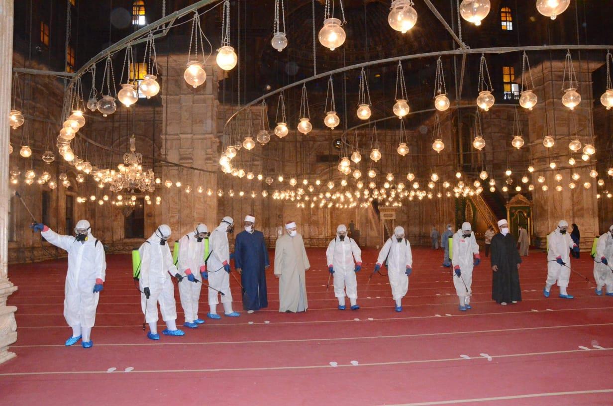  تطهير وتعقيم مسجد محمد علي استعدادًا لصلاة الجمعة